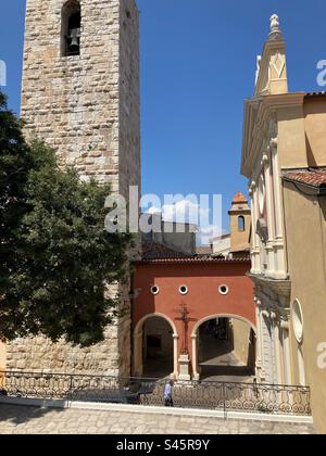 Die Kathedrale von Antibes (Cathédrale Notre-Dame-de-l'Immaculée-Conception d'Antibes) und der Grimaldi-Turm vom Picasso-Museum, Antibes, Provence, Frankreich Stockfoto