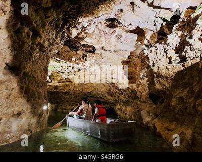 Boot in Lake Cave Tapolca (Tapolcai Tavasbarlang), Tapolca, Ungarn Stockfoto