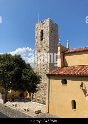 Die Kathedrale von Antibes (Cathédrale Notre-Dame-de-l'Immaculée-Conception d'Antibes) und der Grimaldi-Turm vom Picasso-Museum, Antibes, Provence, Frankreich Stockfoto