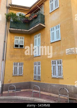 Ein gelbes Haus in der Altstadt von Nizza, Frankreich Stockfoto