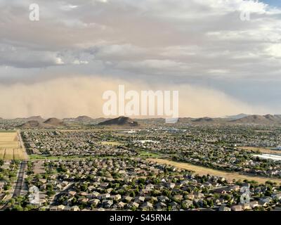 Ein sehr großer Haboob, auch bekannt als Staubsturm, nähert sich den Vororten von Phoenix, Arizona. Stockfoto