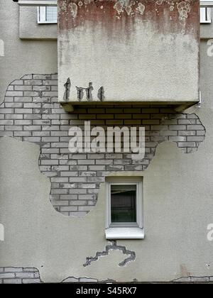 Alte Ziegelwand mit zerstörtem Putz Stockfoto