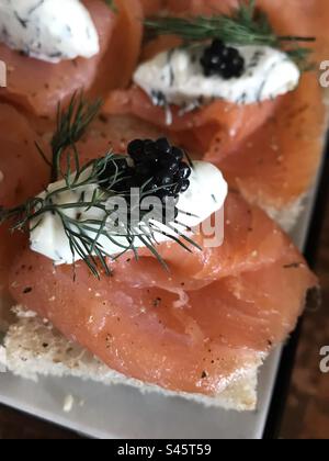 Offenes Mini-Sandwich mit Lachs und Frischkäse Stockfoto