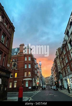Blue Post Public House, Pub in der Newman Street London mit Post Office Tower im Hintergrund bei Sonnenuntergang. Verschiedene architektonische Stile in den Straßen der Stadt mit Säulenbox Stockfoto