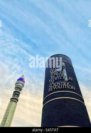 Postamt oder BT Tower in London mit 101 Cleveland Street Entwicklung, die Zitatkunstwerke von "White Heat" enthält - Verweise auf die berühmte Rede von Premierminister Harold Wilson über Technologie Stockfoto