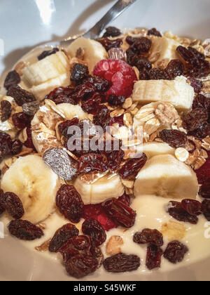 Ein gesundes Frühstück mit Müsli und natürlichem Joghurt Stockfoto