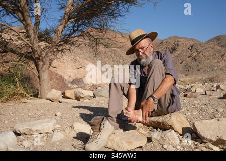 Älterer Mann in der Wüste Stockfoto