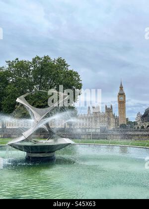 Der baukundige öffentliche Kunstbrunnen im Garten des St. Thomas' Hospital in London. Revolving Torsion ist ein modernes Kunstwerk aus Edelstahl Stockfoto