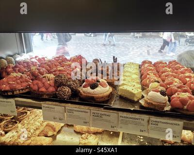 Kuchen und Gebäck in einer lokalen Bäckerei im Zentrum von Kopenhagen, Dänemark. Stockfoto