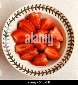 Nahaufnahme von geschnittenen frischen Erdbeeren in einer porzellanzerealien-Schüssel. Stockfoto