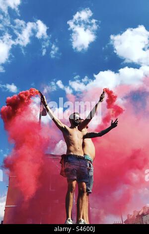 Englische Fans, die England feiern, gewinnen Schweden im Viertelfinale der Weltmeisterschaft 2018 Stockfoto