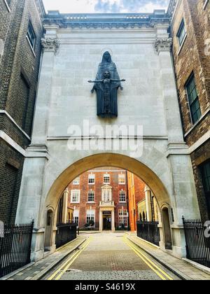 Madonna and Child von Sir Jacob Epstein mit Blick auf den King's Fund in Deans Mews in London in der Nähe des Cavendish Square W1 Stockfoto