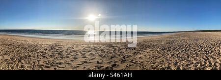 Sonnenuntergang am Strand von Lagoa de Albufeira, Sesimbra. Südlich von Portugal. Blick auf Sand und Meer (Atlantik). Stockfoto