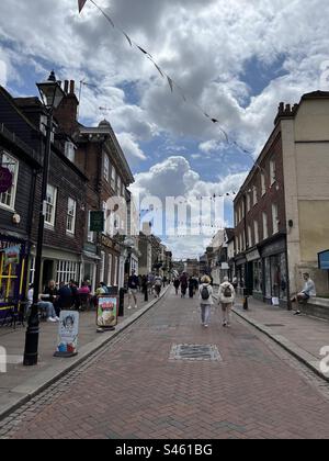 Wochenendkäufer in der historischen Rochester High Street, Kent, England Stockfoto