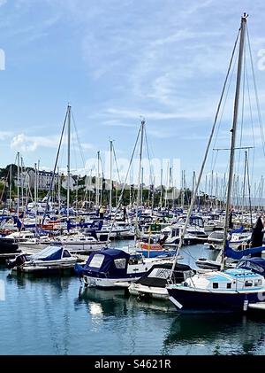 Viele verschiedene Boote im großen Yachthafen von Bangor, Co Unten in Nordirland. Bangor liegt an einer wunderschönen Küste und ist ein beliebtes Segelziel und ein beliebtes Resort mit Pickie Fun Park nebenan. Stockfoto
