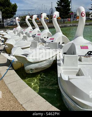 Kinderboote in Form von Schwanen in Bangor, Co Unten, Nordirland. Bangor ist ein beliebtes Urlaubsgebiet mit vielen Aktivitäten für Kinder im Pickie Fun Park in der Nähe des Jachthafens. Stockfoto