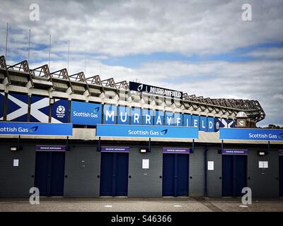 Drehkreuze vor dem Murrayfield-Stadion in Edinburgh, Schottland. Murrayfield ist die Heimat des schottischen Rugbyteams. Stockfoto