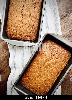 Zwei Laibe Kürbisbrot mit Blick von oben Stockfoto