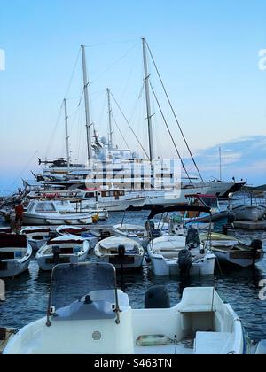 Boote, Yachten und Superyachten liegen im Hafen von Hvar, Hvar, Kroatien vor. Stockfoto