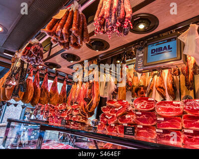 Gekochter Schinken, Fleisch und Würstchen auf dem berühmten Markt von St. Josep La Boqueria in Barcelona, Spanien Stockfoto