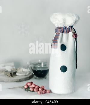 Weihnachtsgeschenk mit Glühwein, roten Beeren und Stollen Stockfoto