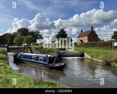 Narrowboat verlässt Papercourt Schleuse auf dem Fluss Wey, Surrey Stockfoto