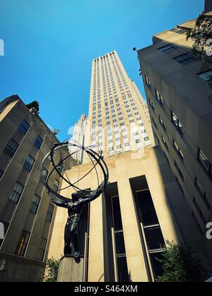 Die atlas-Statue im Rockefeller Center, auf der Fifth Avenue, ist eine imposante Skulptur aus dem Jahr 2023 in New York City, USA Stockfoto