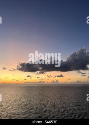 Sonnenaufgang über dem Atlantischen Ozean in Sunny Isles Beach, Florida Stockfoto