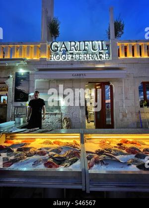 Gariful Restaurant in der Stadt Hvar, Hvar mit frischem Fisch in der Dämmerung. Kroatien. Stockfoto