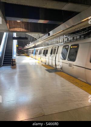 Ein BART-Zug an der Glen Park Station in San Francisco fährt. Leere Plattform. Stockfoto