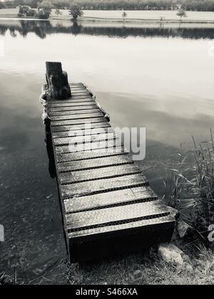 Schwarz-Weiß-Bootssteg auf dem See Stockfoto