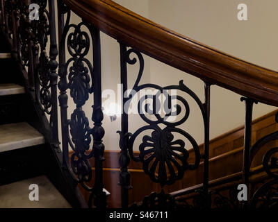 Dubuque, Iowa, 7. August 2023 – Nahaufnahme der wunderschönen schmiedeeisernen Treppe in der öffentlichen Bibliothek. Stockfoto