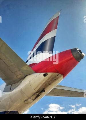 Weitwinkelansicht des Hecks eines Passagierflugzeugs von British Airways. Keine Menschen. Stockfoto