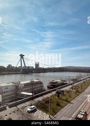 Neue Brücke oder UFO-Brücke. Blick von der Slowakischen Nationalgalerie in Bratislava, Slowakei Stockfoto