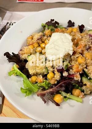 Salat aus Couscous, Kichererbsen, Salat und Alioli-Sauce. Stockfoto