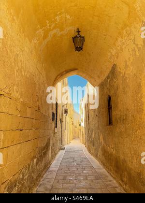 Enge Straße in der alten ummauerten Stadt Mdina auf der Insel Malta Stockfoto