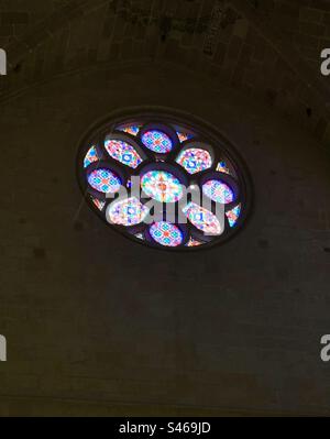 Abstraktes rundes Buntglasfenster in einer Kirche Stockfoto