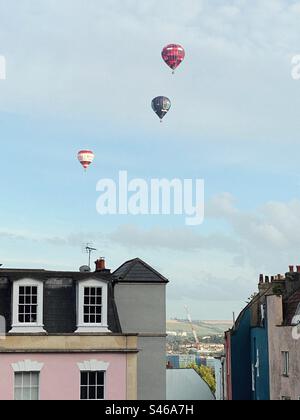 Ballons auf dem Bristol Balloon Festival 2023 von Clifton Street, Bristol, Avon, Großbritannien Stockfoto