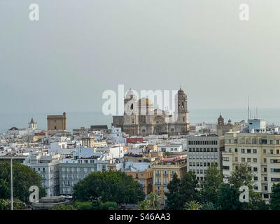 Blick auf Cádiz, andalusische Skyline mit Kathedrale Stockfoto