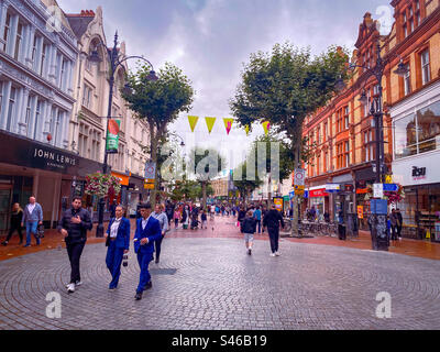 Blick auf die Broad Street im Stadtzentrum von Reading in Berkshire, Großbritannien. Stockfoto