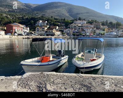 Zwei Boote im Hafen von Agia Efimia, Kefalonia, Griechenland Stockfoto