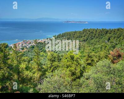 Meerblick mit grünem Wald, Thasopoula Insel und Limenas, die Hauptstadt der Insel Thassos, Griechenland. Stockfoto