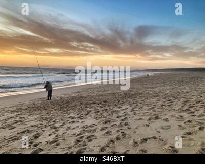 Angeln bei Sonnenuntergang am Lagoa de Albufeira Strand (Setubal County, Sesimbra Gebiet, südlich von Portugal). Stockfoto