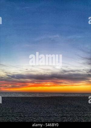 Sonnenuntergang und Wolken am Lagoa de Albufeira Strand. Setubal County, Sesimbra Region, südlich von Portugal. Stockfoto