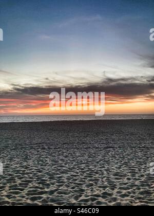 Sand und Sonnenuntergang in Lagoa de Albufeira, Sesimbra, Portugal (Süden). Mit Wolkenbildung (Orange- und Gelbtöne) Stockfoto