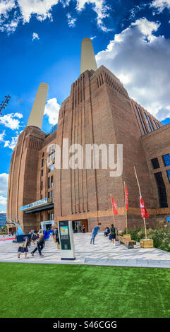 Vertikaler Panoramablick auf den neu eröffneten Kraftwerkskomplex Battersea, Nine Elms, Wandsworth Stockfoto