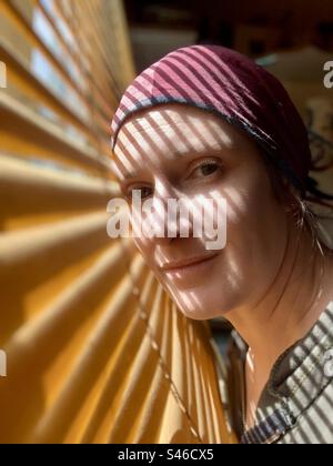 Frau im Schatten der Jalousien Stockfoto