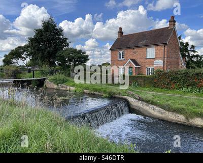 Papercourt Lock Cottage und Wehrbach am River Wey, Surrey, England Stockfoto