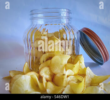 Nahaufnahme von Chips im Glas auf dem Tisch Stockfoto