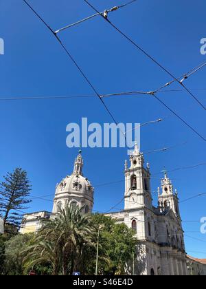 Blick auf die königliche Basilika der Estrela und das Kloster des heiligsten Herzens Jesu. Ein barockes neoklassizistisches Gebäude in Lissabon, Portugal. „Erbaut von Königin Maria im Jahr 1790 Stockfoto